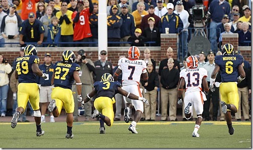 (caption) Illinois quarterback Juice Williams (7) takes off for a 50-yard gain to set up his own touchdown late in the fourth quarter. Michigan safety Stevie Brown (3) caught him on the 2-yard line. *** Illinois defeats Michigan 45-20, helped along by Michigan turnovers and penalties. The Wolverines drop to 2-3 on the season. *** The Michigan Wolverines host the Fighting Illini of the University of Illinois at Michigan Stadium in Ann Arbor. Photos taken on Saturday, October 4, 2008.  ( John T. Greilick / The Detroit News )


