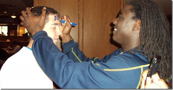 denard-robinson-signs-forehead